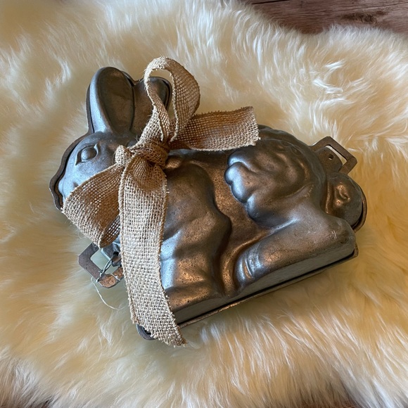 Vintage Other - v i n t a g e Heavy Cast Aluminum 3D Bunny Cake Mold